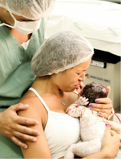 Foto parto normal humanizado - contato pele a pele na primeira hora de vida