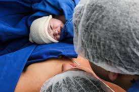 casal na cesárea com o bebê