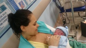Joyce amamentando o Eduardo logo após o parto, realizado na Maternidade Maria Amélia Buarque de Hollanda (SUS-RJ). Fonte: acervo pessoal da Joyce. Reprodução proibida.