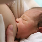 Como o parto e o pós-parto imediato influenciam na amamentação