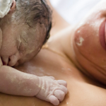 Por que adiar o banho do bebê após o parto?