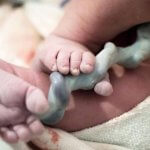 Clampeamento tardio em bebês prematuros - o que dizem os estudos?