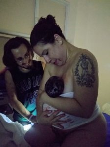 Bebê nasceu e foi colocada direto no top para contato pele a pele!