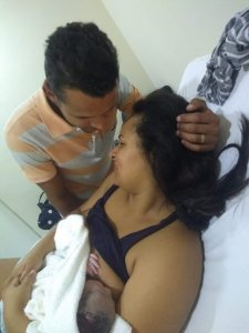 Bebê no contato pele a pele e amamentação enquanto aguarda a saída da placenta!